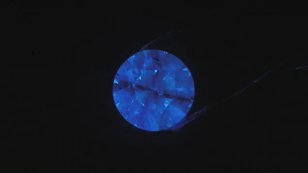 Diamond fluorescence test under UV light — ترجمه اختصاصی از GIA توسط نگین یاب